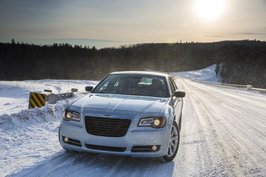  Chrysler 300C Glacier Edition 2013 года  (фото 23 из 31)